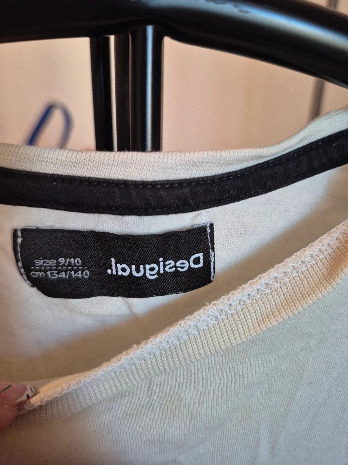 T-shirt original Desigual trompe-l'œil salopette e lantejoulas – photo 4